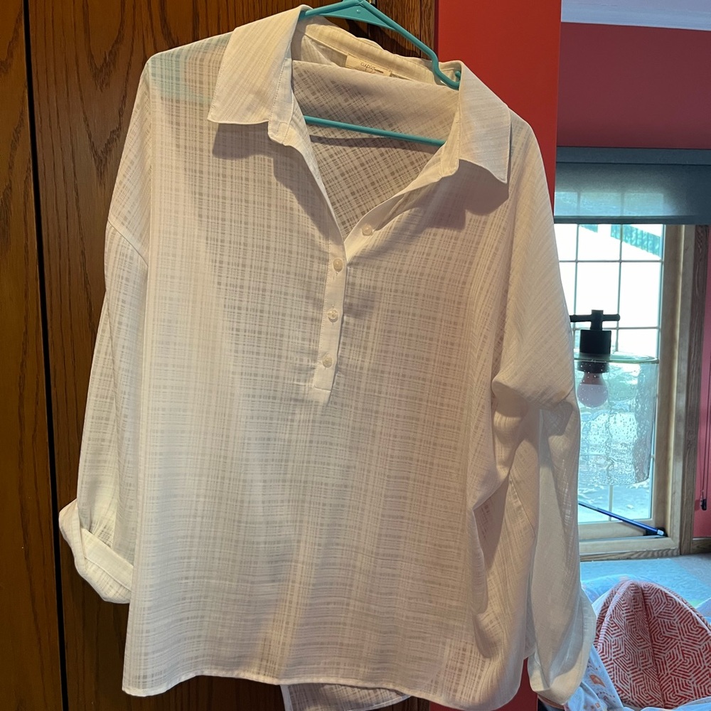 White blouse w adjustable length sleeves